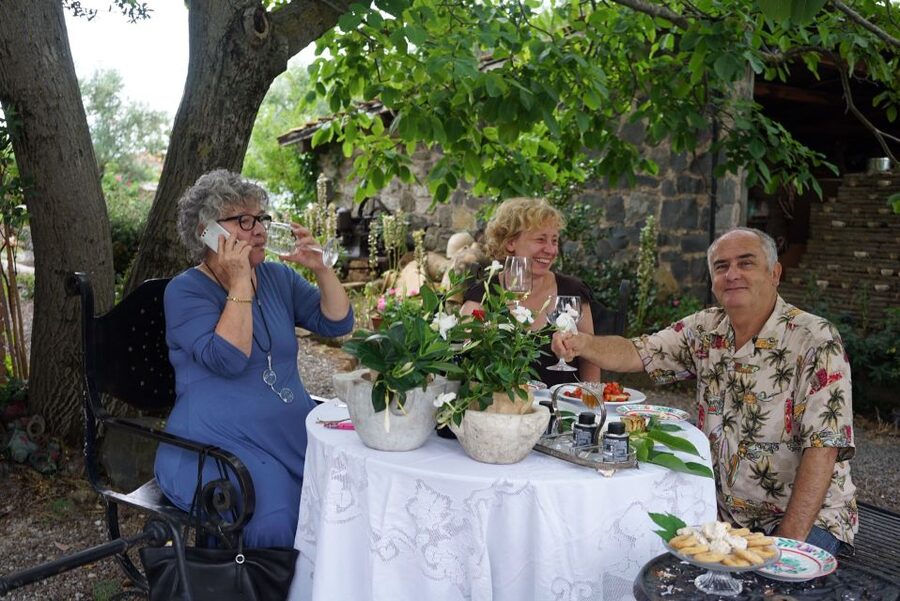 Rome: Private Castelli Romani Wine Tasting Tour - The hosts make the private format matter