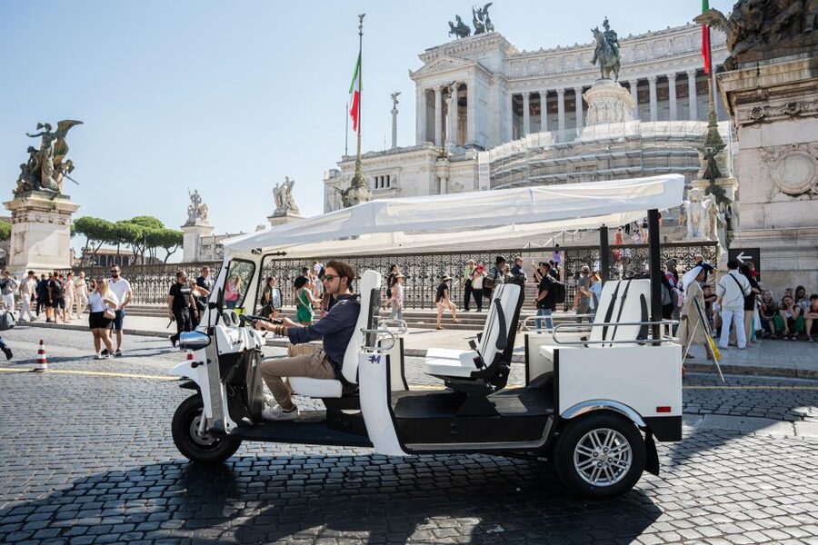 Rome: Private Tuk Tuk Tour with Hotel Pickup and Prosecco - St. Peter’s Basilica from the Roman side