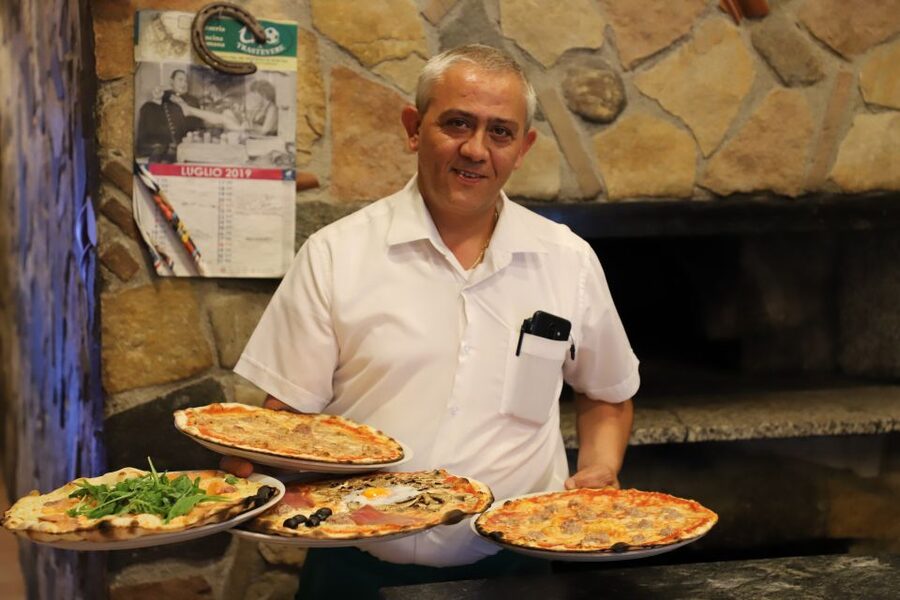 Rome: Trastevere Food and Wine Tasting Tour - What the small group changes