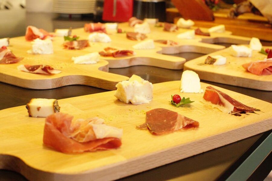 Rome: Trastevere Guided Food and Wine Tour with 20+ Tastings - How much food and wine do you really get?