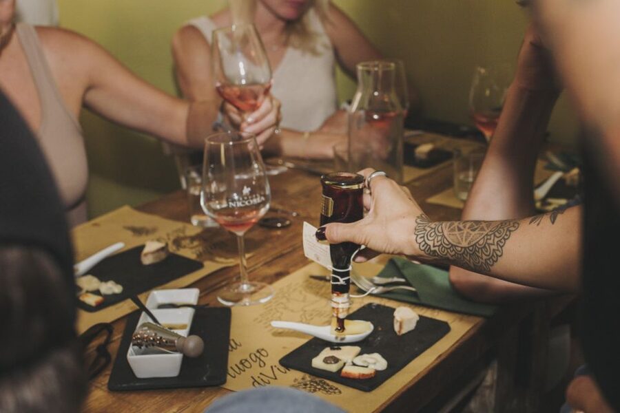 Rome: Trastevere Wine Tasting with Food Pairing and Gelato - What the guides add to the hour