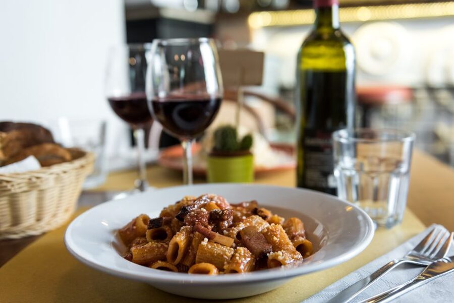 Rome: Twilight Trastevere Food Tour with Wine Tasting - Da Enzo al 29 and the pleasure of skipping the queue