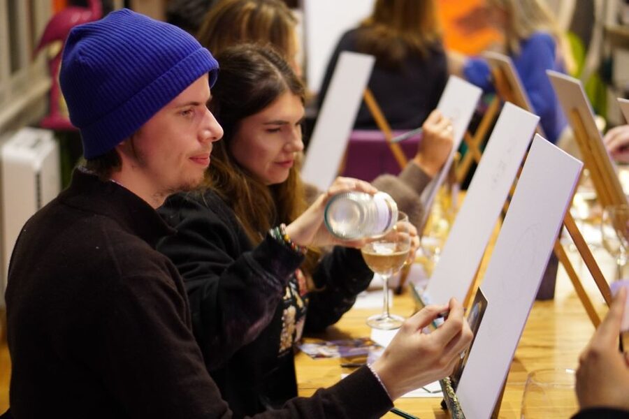 Rome: Wine and Paint Experience in Piazza Navona - The practical details that can make or break the evening