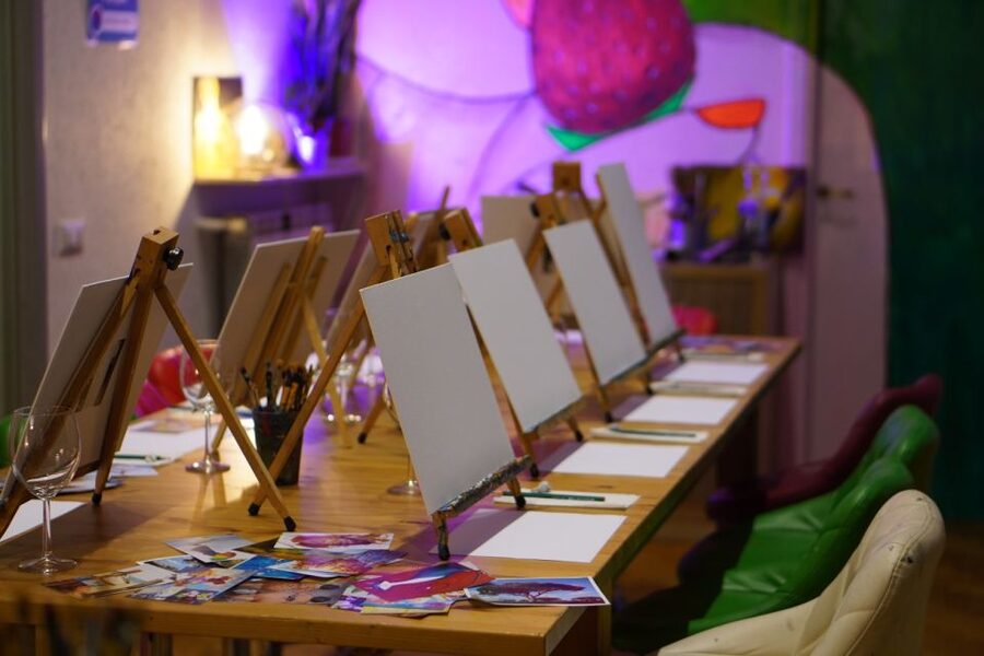 Rome: Wine and Paint Experience in Piazza Navona - What kind of painting should you expect to take home?