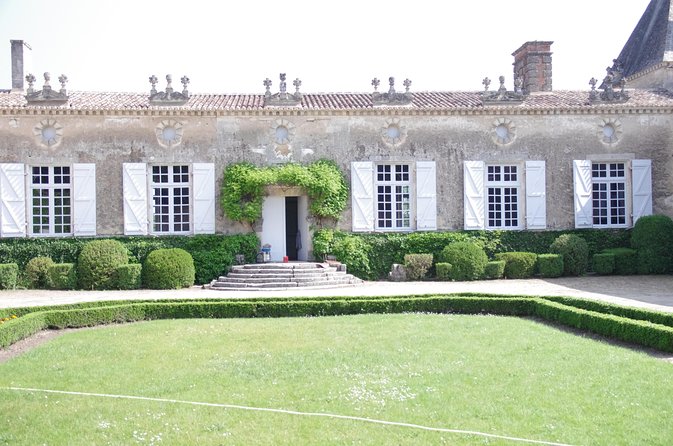 Saint Emilion Day Trip with Sightseeing Tour & Wine Tastings from Bordeaux - The first château: soil, climate, and Bordeaux grapes