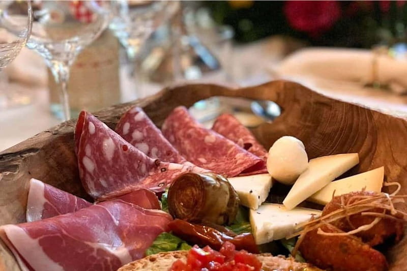 San Gimignano: Tasting of Tuscan Wines and Cheeses - The food on the table