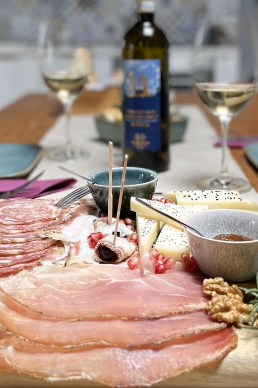 San Gimignano: Vineyard and Cellar Tour with Wine Tasting - A short Tuscan wine lesson with real food on the table