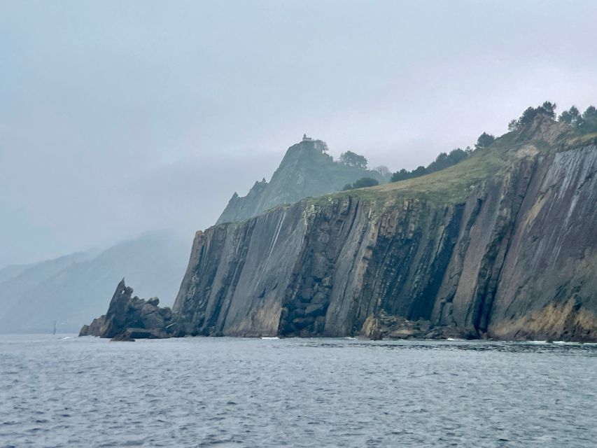 San Sebastian: 2 Bays Evening or Sunset Boat Tour with Cava - The cliffs and sea formations on the way to Pasaia