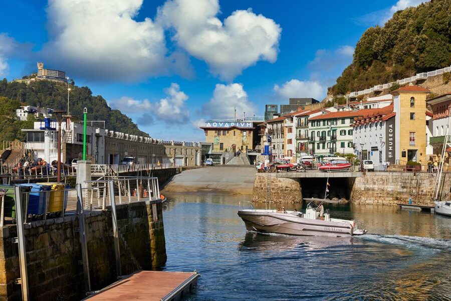 San Sebastian: 2 Bays Evening or Sunset Boat Tour with Cava - Returning past Igueldo and the Peine del Viento