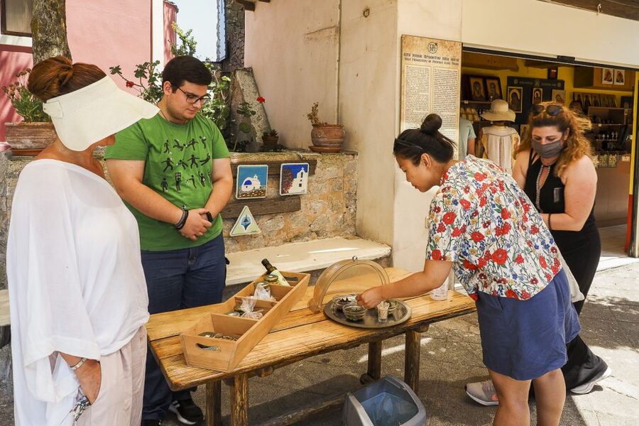 Santorini: Top Sights Day Trip, Wine Tasting, & Oia Sunset - Perissa Beach and the practical lunch break
