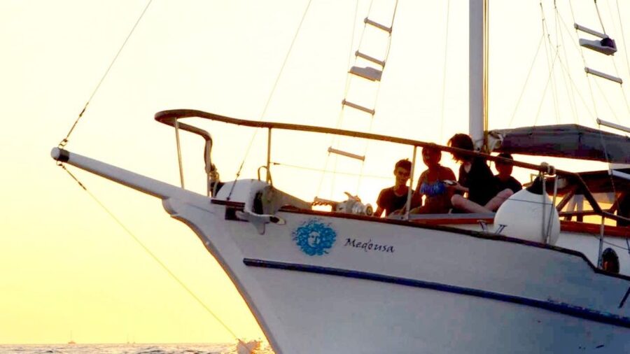 Santorini: Traditional Wooden Boat Tour with Meal and Wine - Why this boat trip is a smart way to see Santorini