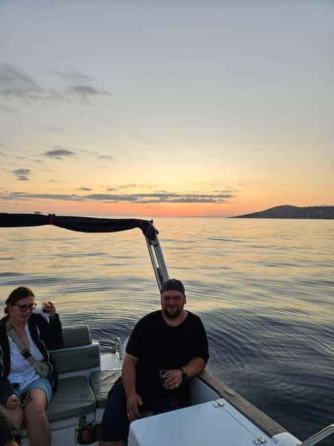 Sarandë: Sunset boat tour with local wine - Watching the sun go down with local wine