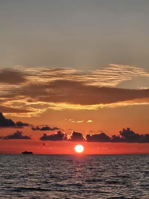 Sarandë: Sunset boat tour with local wine - Who should book this outing