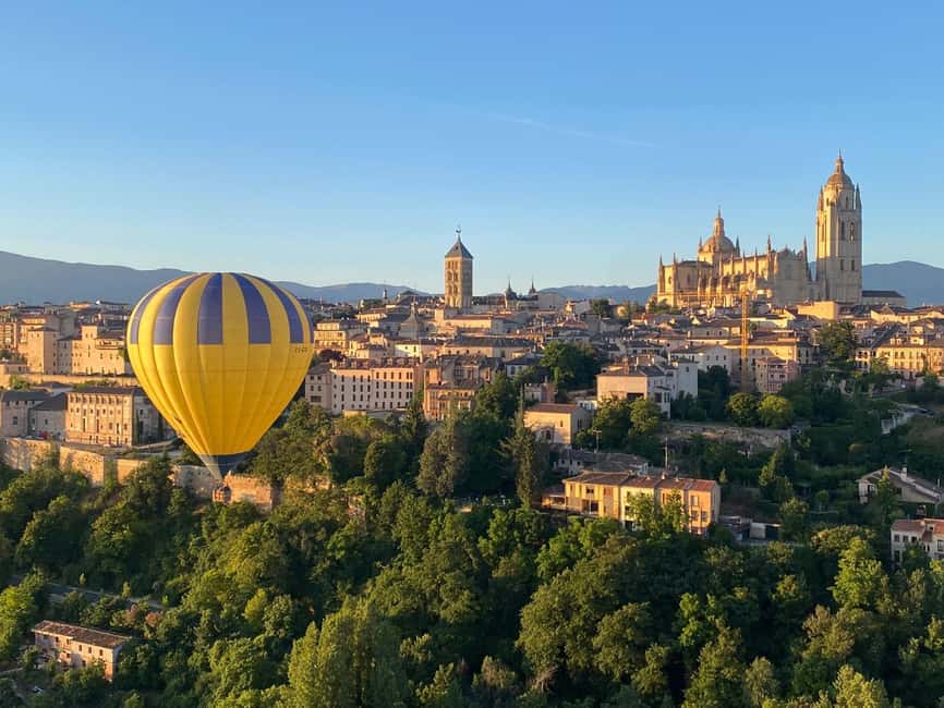 Segovia: Hot-air balloon ride with cava toast - The one hour above the Aqueduct, Alcázar, and Cathedral