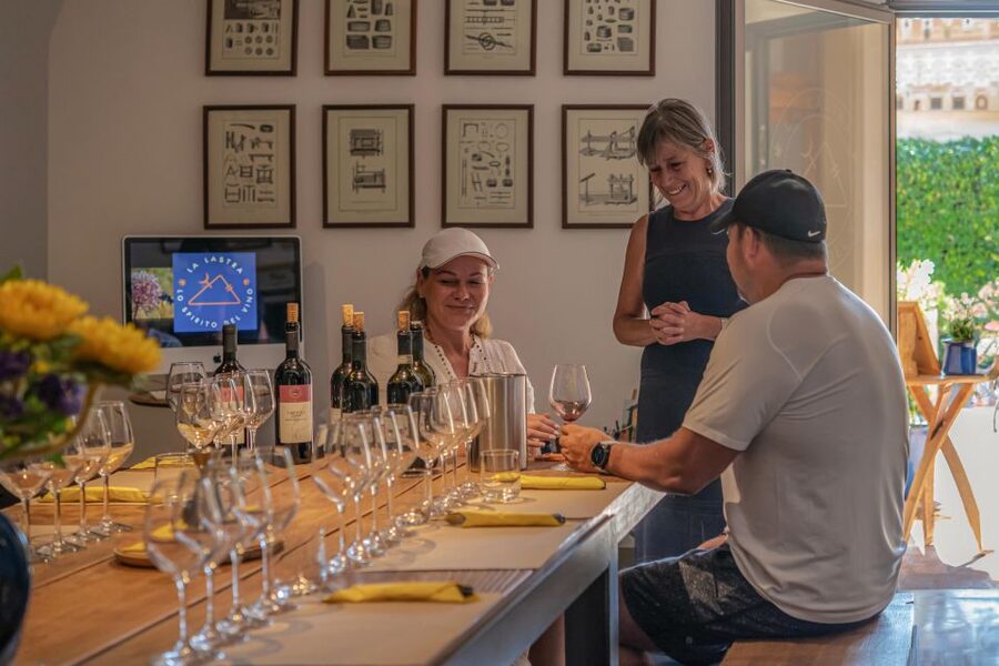 Siena: Organic Winery Tour and Wine Tasting - The guides make the difference