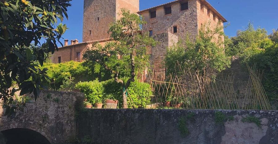 Siena: Tour and Wine Tasting in a Tuscan Private Castle - A private castle visit with a family welcome