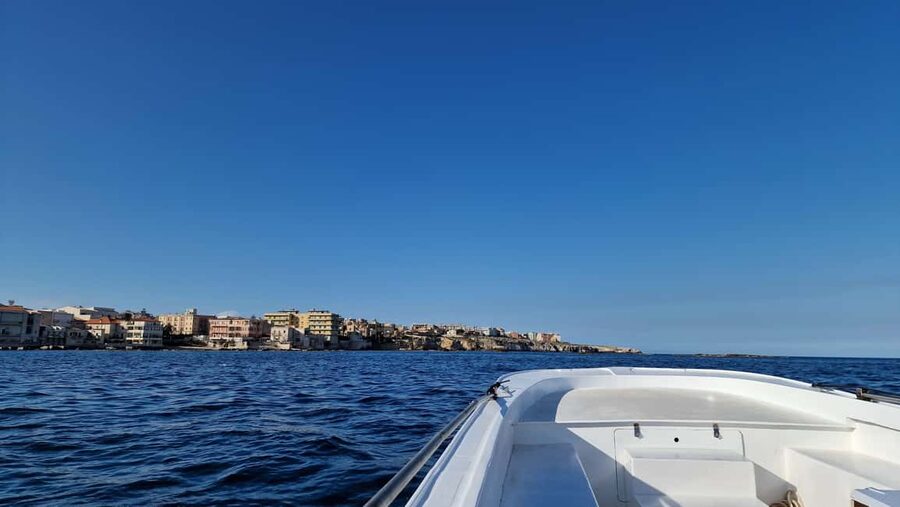 Siracusa: Ortigia & Sea Caves Boat Tour w/ Prosecco & Fruit - Fruit, prosecco, and music on the return ride