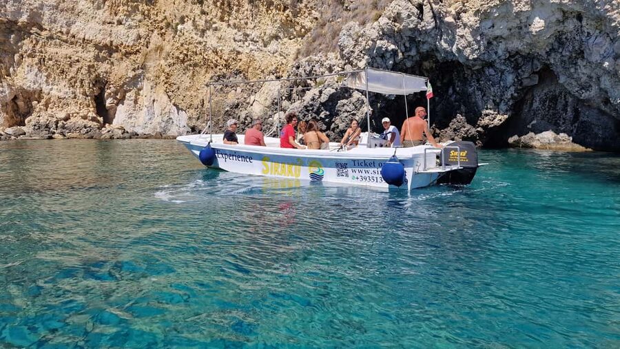 Siracusa: Ortigia & Sea Caves Boat Tour w/ Prosecco & Fruit - The old walls, Maniace Castle, and Fonte Aretusa