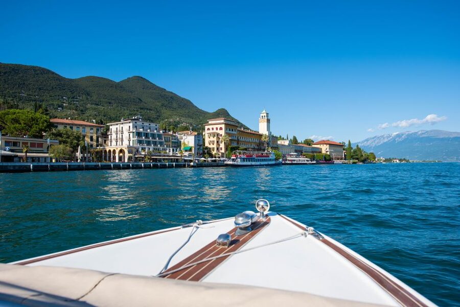 Sirmione: Scenic Afternoon Boat Cruise with Prosecco & Snack - Guide style, sound, and pace
