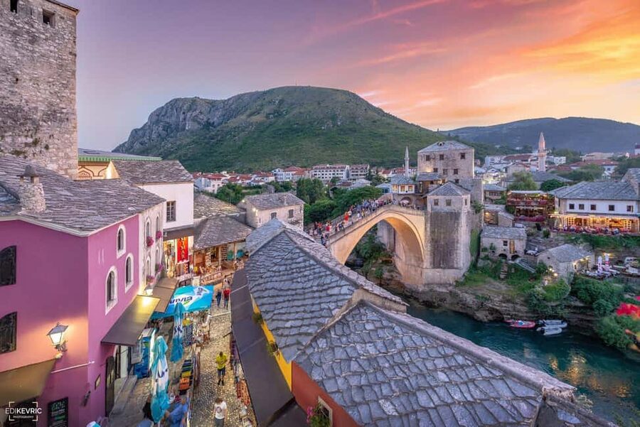 Split/Trogir: Mostar and Medjugorje Tour with Wine Tasting - Crossing into Mostar and meeting the local guide