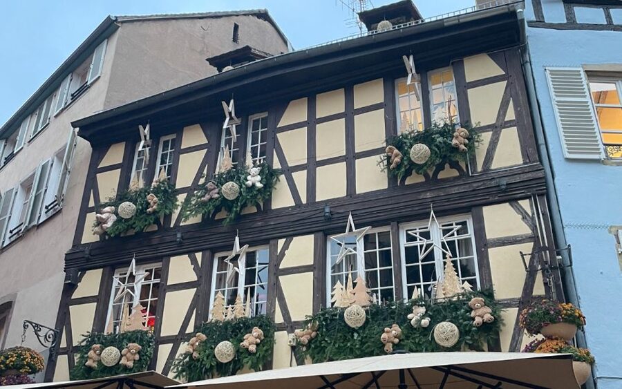 Strasbourg: Christmas Markets Walking Tour with Mulled Wine - The illuminated streets and festive squares