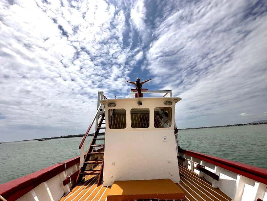 Syracuse: Boat Trip with Lunch, Wine, and Swimming Stops - How the guides shape the day