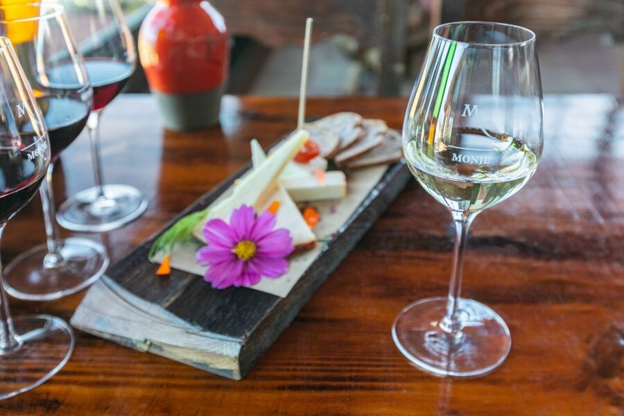 Tacoronte: Guided Winery Tour with Wine and Cheese Tastings - What makes Canary wine different