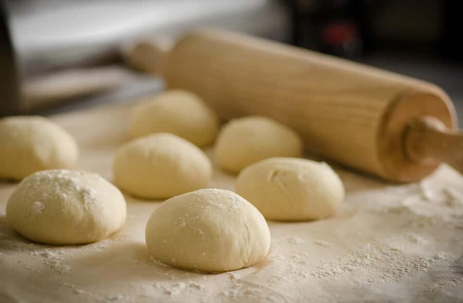 Taormina: Pizza Making Class with Lunch and Wine Tasting - Shaping your pizza and watching the oven