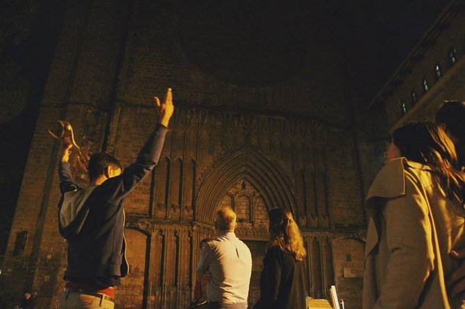 Tapas and Wine Walking Tour in Barcelona - A first evening that uses food to show you Barcelona