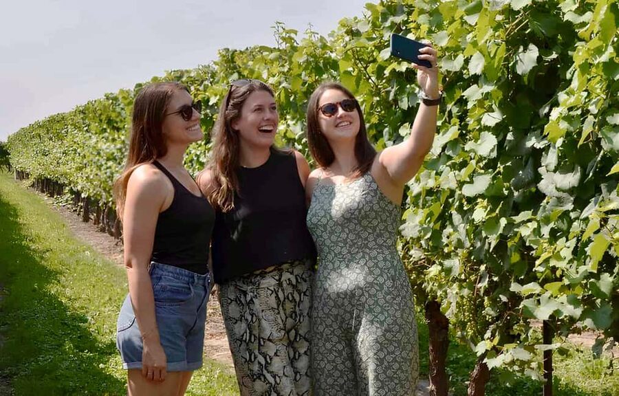 Toronto: Niagara-on-the-Lake, Wine Tasting & Chocolate Tour - Key details to know before booking