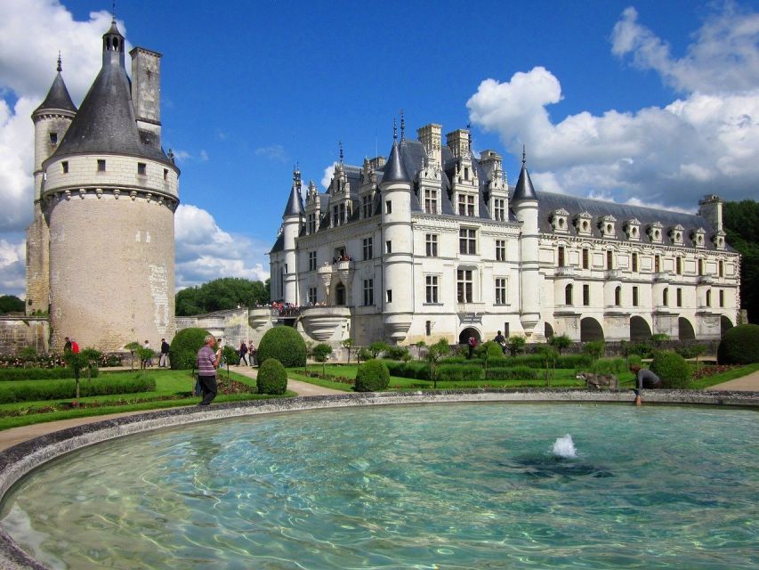 Tours/Amboise: Chambord, Chenonceau Day Trip & Wine Tasting - The eight-seat van shapes the experience