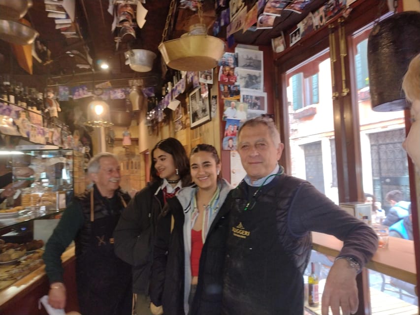 Venice: Sunset Walking Tour with Food and Wine Tastings - Seven bars, restaurants, and one sit-down meal