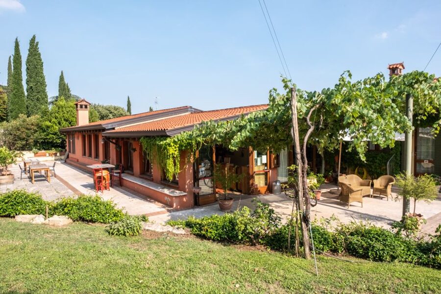 Verona: Wine Tasting with Snacks and Panoramic Views - Getting There and Getting Back