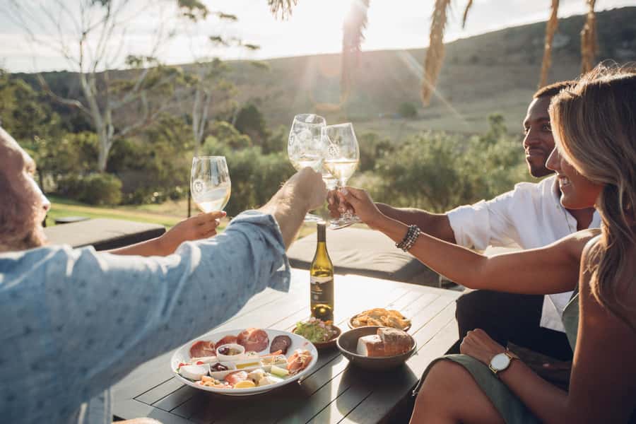 Waiheke Island: Wine Tour & Lunch at Award Winning Venue - Lunch at 372 beside Onetangi Beach