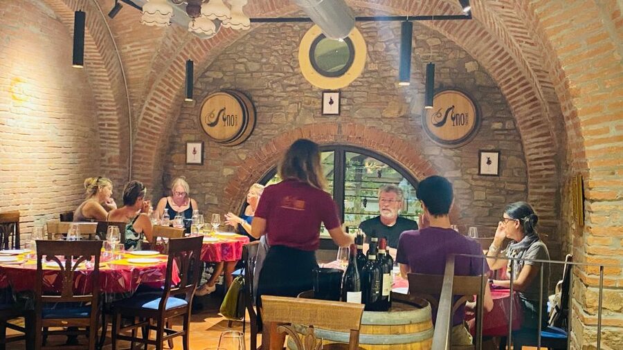 Wine Tasting Experience with Three Types of Tuscan Wine - The food is more than decoration