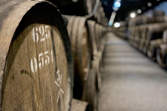 Wine Tasting with Tapas Walking Tour in Porto - One tour, two sides of the Douro
