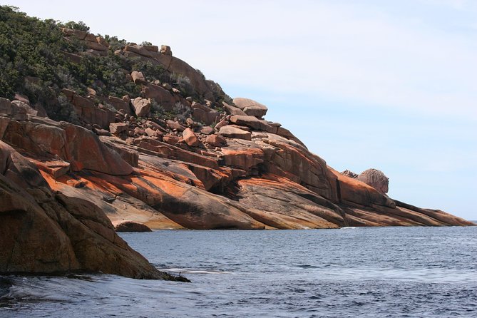 Wineglass Bay Cruise from Coles Bay - Commentary from the bridge