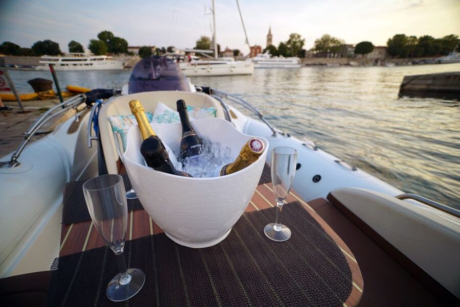 Zadar: Sunset and Night Cruise with Unlimited Sparkling Wine - The sunset stop and open-water views
