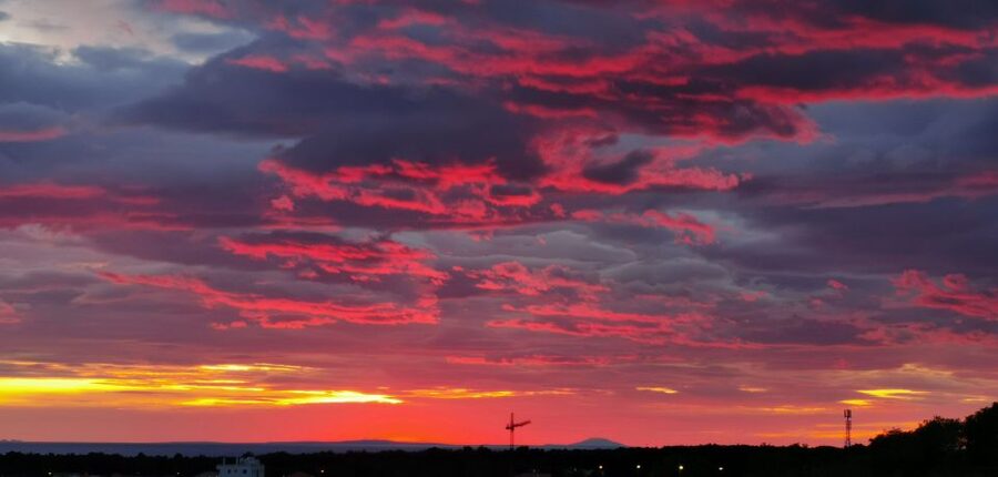 Zadar: Sunset and Night Cruise with Unlimited Sparkling Wine - What the guide adds to the evening